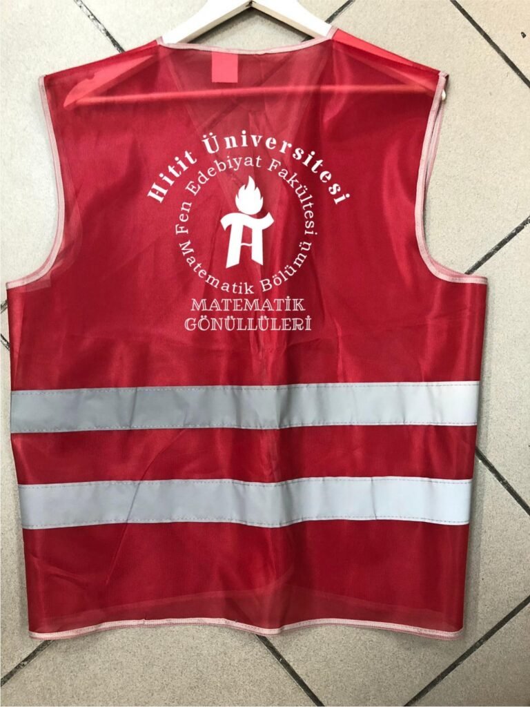 Baskılı kırmızı ikaz yeleği – Hitit Üniversitesi (arka)