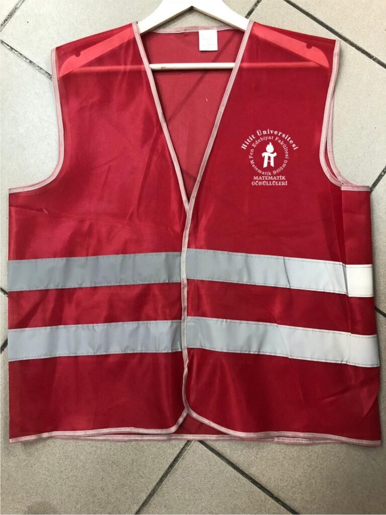 Baskılı kırmızı ikaz yeleği – Hitit Üniversitesi (ön)