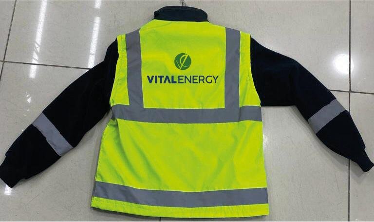 Logo baskılı reflektörlü yelekli mont – Vital Energy (arka)